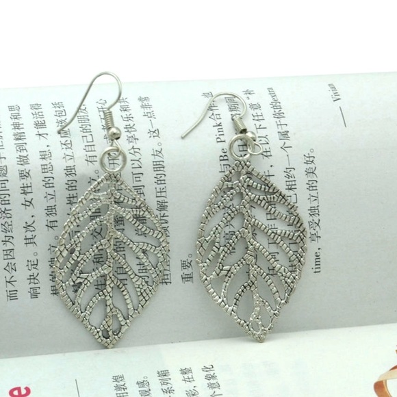 ❤️🆕 Silver Tones Detailed Leaves Earrings - Picture 4 of 6